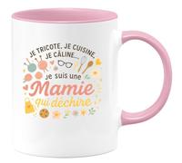 quotedazur - MugJe tricote, je cuisine, je câline... bref, je suis une Mamie qui déchire - Tasse Cadeau Mamie Femme - Rose/Céramique