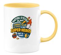 quotedazur - MugMaître d'école le jour, correcteur de copies la nuit, super-héros tout le temps - Tasse Cadeau Maître d'école Homme - Jaune/Céramique