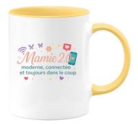 quotedazur - MugMamie 2.0 : moderne, connectée et toujours dans le coup - Tasse Cadeau Mamie Femme - Jaune/Céramique