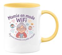 quotedazur - MugMamie en mode WiFi : toujours connectée à ses petits-enfants - Tasse Cadeau Mamie Femme - Jaune/Céramique