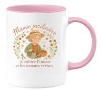 quotedazur - MugMamie jardinière : je cultive l'amour et les tomates cerises - Tasse Cadeau Mamie Femme - Rose/Céramique