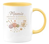 quotedazur - MugMamie tricoteuse de bonheur et tisseuse de souvenirs - Tasse Cadeau Mamie Femme - Jaune/Céramique