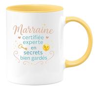 quotedazur - MugMarraine certifiée experte en secrets bien gardés - Tasse Cadeau Marraine Femme - Jaune/Céramique
