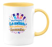 quotedazur - MugMon bureau ? La scène. Mon uniforme ? Le sourire - Tasse Cadeau Animateur Homme - Jaune/Céramique