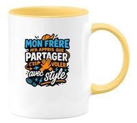 quotedazur - MugMon frère m'a appris que partager c'est voler avec style - Tasse Cadeau Frère Homme - Jaune/Céramique