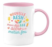 quotedazur - MugNouvelle AESH mais déjà accro à ce métier fou - Tasse Cadeau AESH Femme - Rose/Céramique