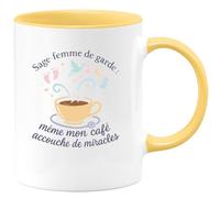 quotedazur - MugSage-femme de garde : même mon café accouche de miracles - Tasse Cadeau Sage Femme Femme - Jaune/Céramique