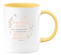 quotedazur - MugSage-femme retraitée mais toujours prête à raconter mes 10 000 naissances - Tasse Cadeau Sage Femme Femme - Jaune/Céramique