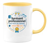 quotedazur - MugSurvivant professionnel des pots de départ depuis 10 ans - Tasse Cadeau Collègue Homme - Jaune/Céramique