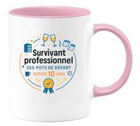 quotedazur - MugSurvivant professionnel des pots de départ depuis 10 ans - Tasse Cadeau Collègue Homme - Rose/Céramique