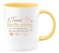 quotedazur - MugTeam belle-mère : on fait partie de la famille maintenant - Tasse Cadeau Belle-mère Femme - Jaune/Céramique