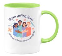 quotedazur - MugTeam infirmière : on se serre les coudes et les seringues - Tasse Cadeau Infirmière Femme - Vert/Céramique