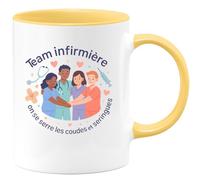 quotedazur - MugTeam infirmière : on se serre les coudes et les seringues - Tasse Cadeau Infirmière Femme - Jaune/Céramique
