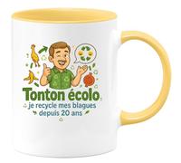 quotedazur - MugTonton écolo : je recycle mes blagues depuis 20 ans - Tasse Cadeau Tonton Homme - Jaune/Céramique