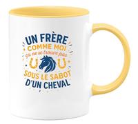 quotedazur - MugUn frère comme moi, ça ne se trouve pas sous le sabot d'un cheval - Tasse Cadeau Frère Homme - Jaune/Céramique