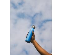Qwetch - Bouteille Isotherme Active Bleu Azur 600ml - Gourde avec Anse Inox Recyclé - 24h Froid et 12h Chaud - Etanche, Ergonomique & Compacte