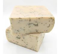 Raclette Vaudoise au Romarin - Fromage à Raclette Suisse Aromatisé - Fondant & Herbacé - Saveurs Méditerranéennes - Pain Entier 3.4kg - Fabrication Traditionnelle.