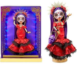 RAINBOW HIGH 585886EUCX4 2022 Celebration Édition Día De Los Muertos - Maria Garcia - Poupée Collector (28 cm) avec Peinture de Visage et Sac en Forme de Calavera, Rouge