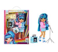 RAINBOW HIGH Junior High Rock Band - Skyler - Poupée Mannequin Bleue de 23 cm avec Micro, Pied de Micro et Ampli, Personnalisable avec des Autocollants, Articulée, Jouet Mignon pour Enfants Dès 4 Ans