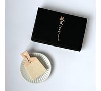 Râpe traditionnelle japonaise pour Wasabi et gingembre avec brosse Japon (avec une petite assiette Minoyaki, assiette blanche et râpe petite taille)