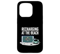 Recharging At The Beach Low Battery Crab Phone Coque pour iPhone 15 Pro
