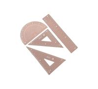 Rédaction mathématique avec règle droite, triangle, rapporteur pour étudiants en salle de t dessin d'ingénierie avec règle droite