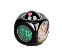 Réveil numérique à projection pour enfants avec thermomètre de température et affichage de l'heure, de la date, horloge de table avec chat tigré orange sur couverture de lit en tissu blanc