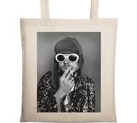 Riche et célèbre chanteur acteur Guy Pop Star avec lunettes, cigarette, fumée, sac fourre-tout en coton écologique naturel beige