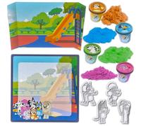 RMS Bluey Sensory Sand Ensemble de jeu - Comprend 4 pots de sable colorés, 4 moules de personnages, tapis de jeu effaçable de 40 x 40 cm, scène de cartes - Activité amusante et éducative pour les