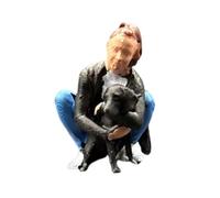 RoaQinFo Figurine Miniature Personnage Accessoire Diorama Résine Peinte à la Main pour Modèle Miniature Projet DIY Convient Décoration de Table, Femme Tenant Un Chien