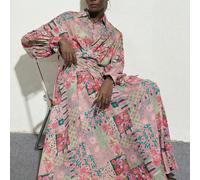 Robe à imprimé floral rose style peinture à l'huile, avec devant croisé et taille nouée, ambiance bohème romantique française artistique, pour musée d'art, rendez-vous du w nd, dîner et journée d'