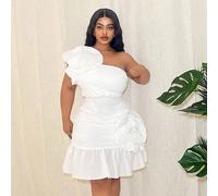 Robe blanche mini élégante avec une épaule, volants et décoration florale sur la texture tissée pour les femmes rondes. Idéale pour les fêtes, les sorties et les vacances au printemps et en été, comme