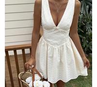 Robe courte élégante pour femmes, en dentelle blanche avec empiècement, col en V et ceinture à la taille. Tenue d'été idéale pour les fêtes, Pâques ou une croisière L,M,SUnicoloreBroderie