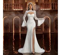 Robe de mariée élégante et romantique avec encolure bustier en dentelle, taille soulignée par une finition perlée, fente haute sur le côté et traîne extra longue (avec étole transparente amovible à ma