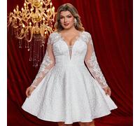 Robe de mariée grande taille élégante et romantique en jacquard blanc, manches longues transparentes avec décoration d'appliqués. Coupe évasée ample pour la douche nuptiale, mariage, mariée, pour la S