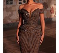 Robe de sirène élégante et luxueuse avec épaules dénudées, perles et fleurs pailletées. Convient pour les mariages, les fêtes, les vacances, les galas et les événements formels (ornementation lourde) 