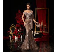 Robe de soirée élégante et luxueuse en satin avec épaules dénudées, ornée de perles et de paillettes, taille soulignée par une ceinture perlée artisanale, queue de sirène transparente avec traîne amov