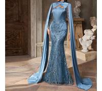 Robe de soirée formelle à traîne, élégante, romantique, digne et luxueuse, en satin stretch avec patchwork de sequins gris-bleu. Édition de luxe, mode, influenceur, vacances, fête d'anniversaire, mari