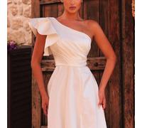 Robe de soirée formelle élégante en satin blanc brillant, minimaliste, à épaule asymétrique, manches à volants, bustier ajusté froncé, taille haute amincissante, jupe trapèze oversize longueur sol ave