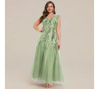 Robe de soirée longue vert sauge à volants pour grandes tailles, élégante et à la mode. Robe de soirée grande taille ornée de broderies et de sequins. Robe de cocktail à col V pour invitée de mariage,