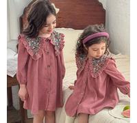 Robe décontractée pour jeune fille en patchwork de couleur unie et fleurs mignons, col claudine. Robe de style français pour filles au printemps et à l'automne. Robe d'automne pour enfants. Styles con