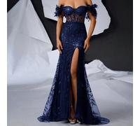 Robe élégante et luxueuse noire avec épaules dénudées, col en V profond, sans manches, avec ornement de plumes à la taille, fente haute et traîne maxi en queue de poisson. Convient pour les sorties, l