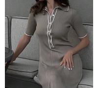 Robe en tricot élégante pour femmes, printemps/été. Tenue de bureau sophistiquée. Nouvelle conception de robe en tricot à col polo avec blocs de couleurs et manches courtes. Tenue de remise des diplôm