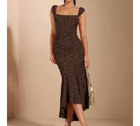 Robe longue blanche d'été sexy en jacquard à l'épaule dénudée avec dos ajouré et ourlet élégant en queue de poisson. Élégante et convenant aux rassemblements, à la rentrée scolaire, aux banquets de ma