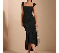 Robe longue blanche d'été sexy en jacquard à l'épaule dénudée avec dos ajouré et ourlet élégant en queue de poisson. Élégante et convenant aux rassemblements, à la rentrée scolaire, aux banquets de ma