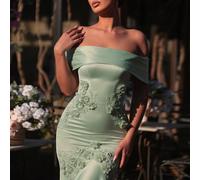 Robe maxi élégante, romantique, à la mode et digne en satin vert avec épaules dénudées, plissée avec appliqués décoratifs. Convient pour les soirées formelles, les mariages, les enterrements de vie de