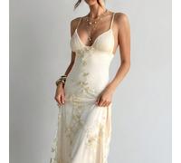 Robe maxi romantique pour femmes, taille ajustée, buste froncé et décolleté plongeant, ornée de broderies élégantes. Tenue idéale pour un mariage, une lune de miel, une réception de mariage, des vacan