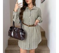 Robe mi-longue rayée bleu et blanc pour grande taille avec col chemise ouvert. Robe bleu bébé pour femmes avec manches. Robe de retour au foyer bleue. Robe d'affaires décontractée en coton confortable