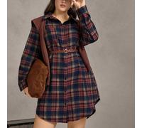 Robe mi-longue rayée bleu et blanc pour grande taille avec col chemise ouvert. Robe bleu bébé pour femmes avec manches. Robe bleu de retour à la maison confortable en coton. Robe d'affaires décontract