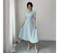 Robe midi trapèze pour femme, en tissu texturé bleu-vert, col et taille cintrée, ornée de boutons en métal imitation perle. Design élégant et unique. Cadeau d'anniversaire de grande qualité. Convient 
